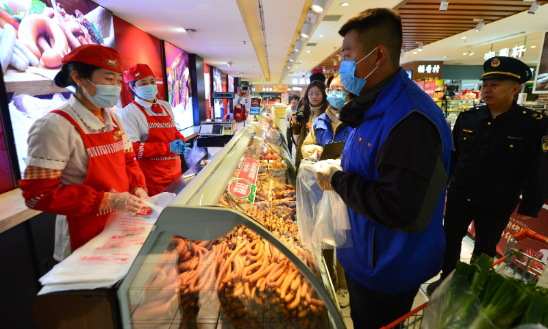 Testing personnel are sampling cooked food at a shopping center in Laoshan district, Qingdao, East China's Shandong Province on November 15, 2023. Photo: VCG