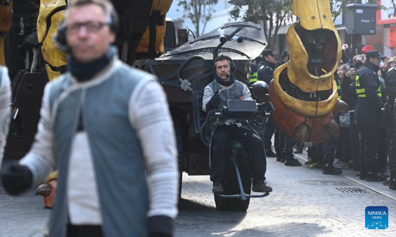 An engineer operates the mechanical Horse Dragon Long Ma on a street in Gongshu District of Hangzhou, east China's Zhejiang Province, Dec. 16, 2023. (Xinhua/Huang Zongzhi)