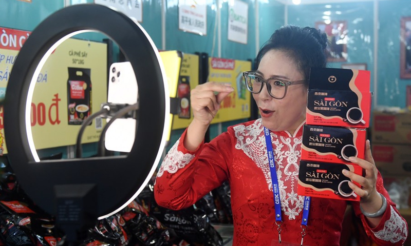 A staff member promotes Vietnamese coffee products via livestreaming during the 19th China-ASEAN Expo at the Nanning International Convention and Exhibition Center in Nanning, south China's Guangxi Zhuang Autonomous Region, Sept. 19, 2022. (Photo: Xinhua)