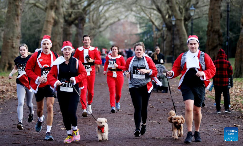 People participate in Santa Run in London - Global Times