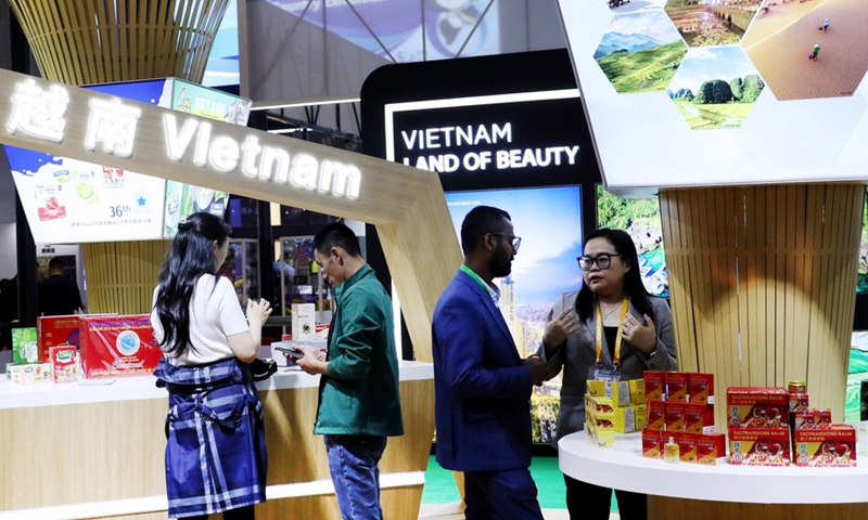 People visit the booth of Vietnam at the 6th China International Import Expo (CIIE) in east China's Shanghai, Nov. 6, 2023. (Photo: Xinhua)