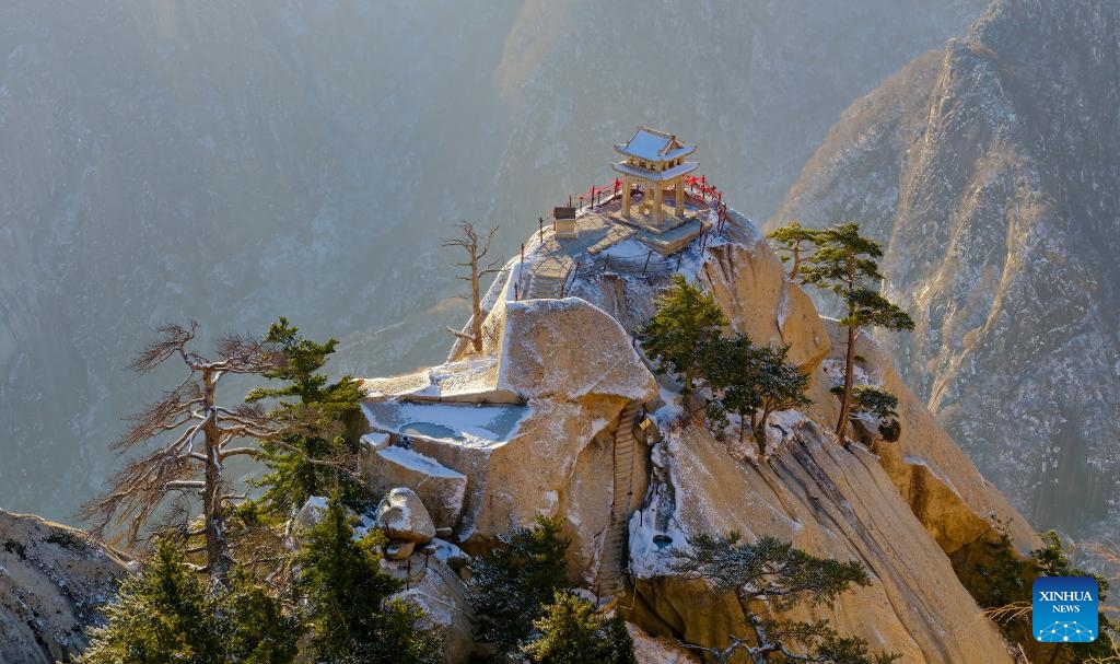 This photo taken on Dec. 12, 2023 shows the snow scenery of Huashan Mountain in Weinan, northwest China's Shaanxi Province.(Photo: Xinhua)