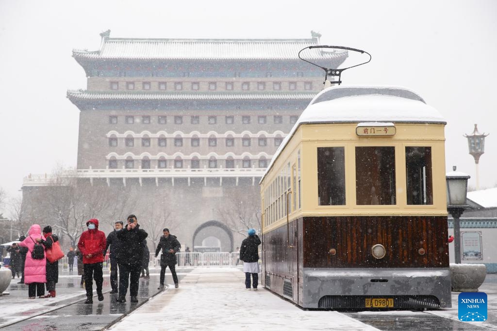 Tourists are pictured on Qianmen Street in Beijing, capital of China, Dec. 13, 2023.(Photo: Xinhua)