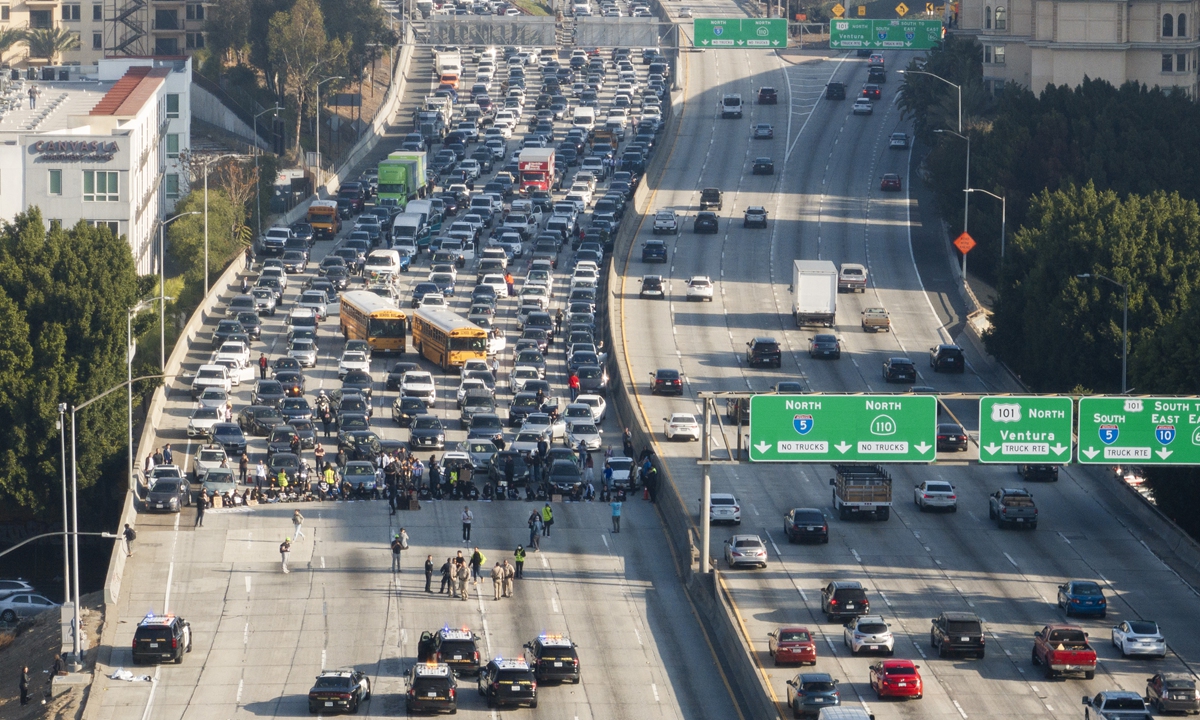 

Protesters demanding a cease-fire in the Gaza Strip block traffic on a busy Los Angeles highway during rush hour on December 13, 2023, snarling traffic for miles. The protest caused thousands of drivers to get stuck on the freeway for 90 minutes, according to media reports. Photo: VCG