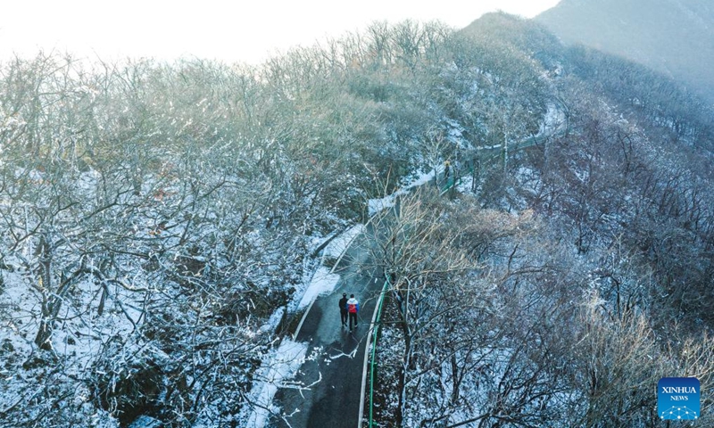 This aerial photo taken on Dec. 12, 2023 shows tourists visiting Dahong Mountain Scenic Spot in Suizhou City, central China's Hubei Province.(Photo: Xinhua)