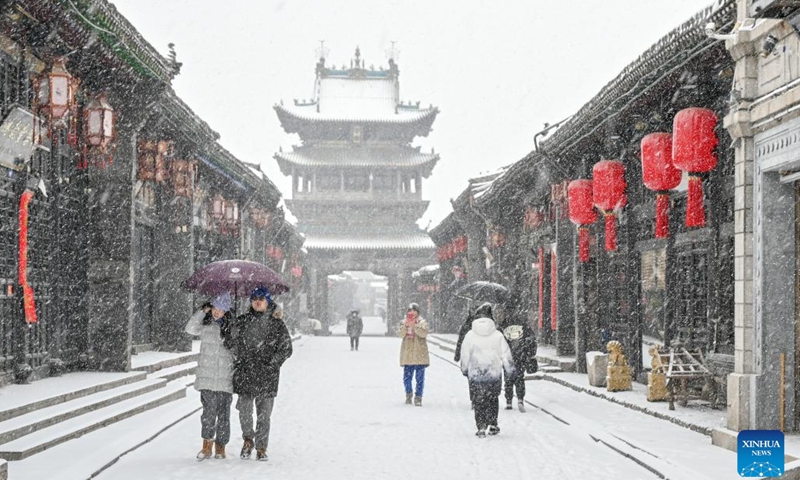 Tourists visit Pingyao ancient city amid falling snow in north China's Shanxi Province, Dec. 14, 2023.(Photo: Xinhua)