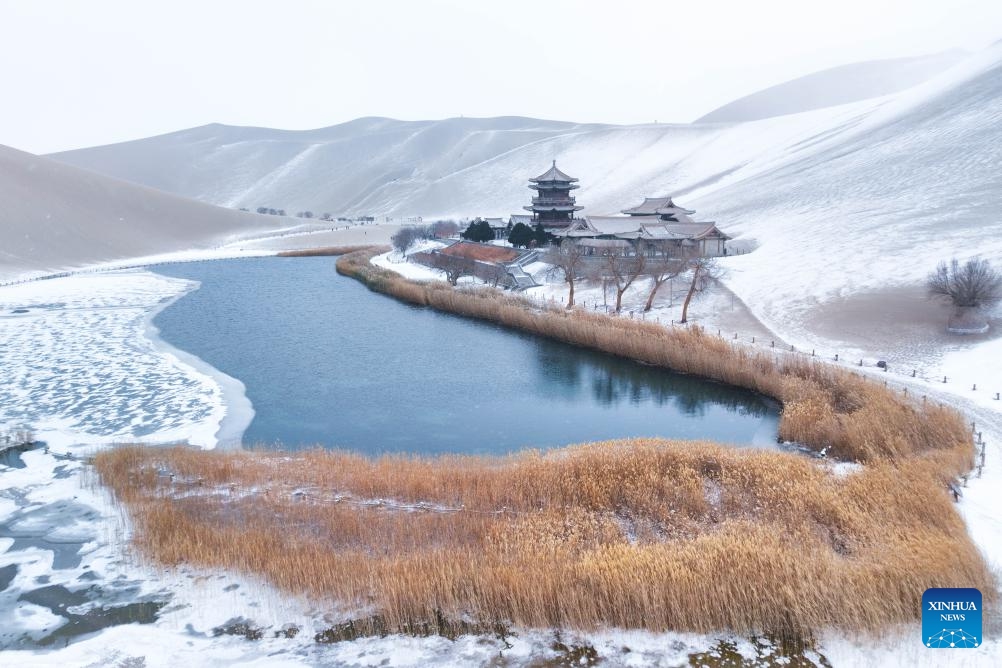 This photo taken on Dec. 14, 2023 shows the winter scenery at the Mingsha Mountain and Crescent Spring scenic spot in Dunhuang, northwest China's Gansu Province.(Photo: Xinhua)