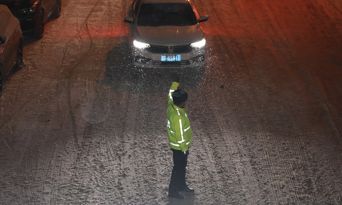 A traffic police officer directs traffic at the scene after a carriage disengagement incident occurred in Changping Line of Beijing Subway on December 14, 2023. Photo: VCG