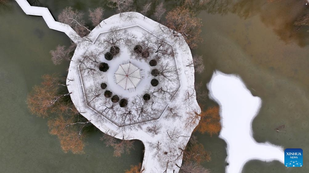 This aerial photo taken on Dec. 14, 2023 shows the snow scenery at Zhongshan park in Yinchuan, northwest China's Ningxia Hui Autonomous Region.(Photo: Xinhua)