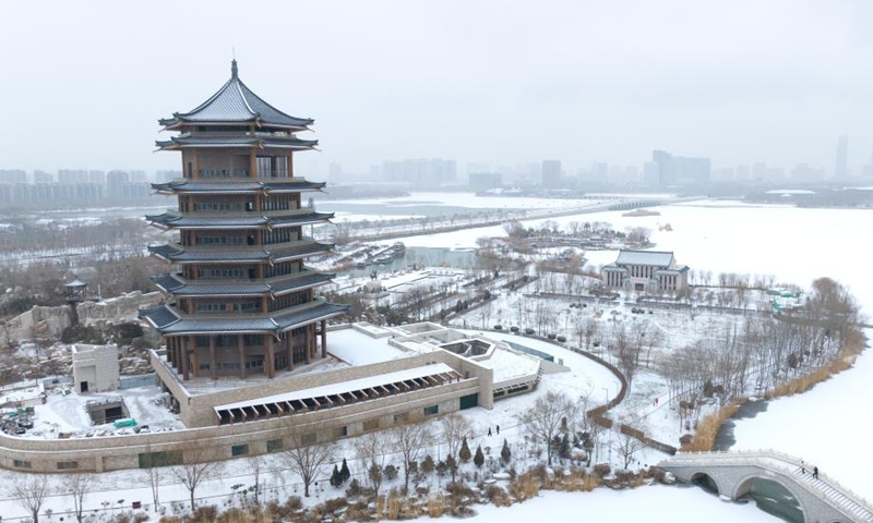 This aerial photo taken on Dec. 14, 2023 shows the snow scenery at Yuehai park in Yinchuan, northwest China's Ningxia Hui Autonomous Region.(Photo: Xinhua)