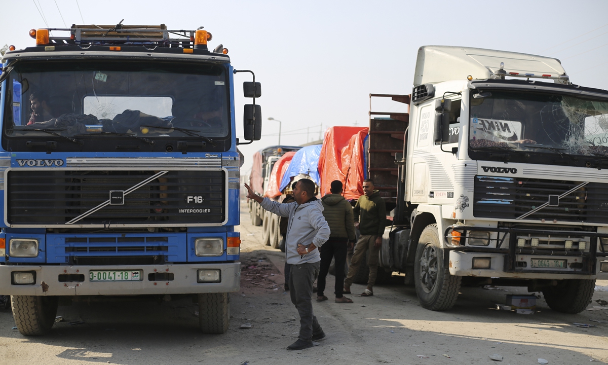 Humanitarian aid trucks enter through the Kerem Shalom crossing from Israel into the Gaza Strip on December 18,2023. Israel attacked a refugee camp and a hospital building on Monday, driving the death toll of Palestinians to nearly 20,000, 70 percent of which are women and children, media reported. Photo: VCG