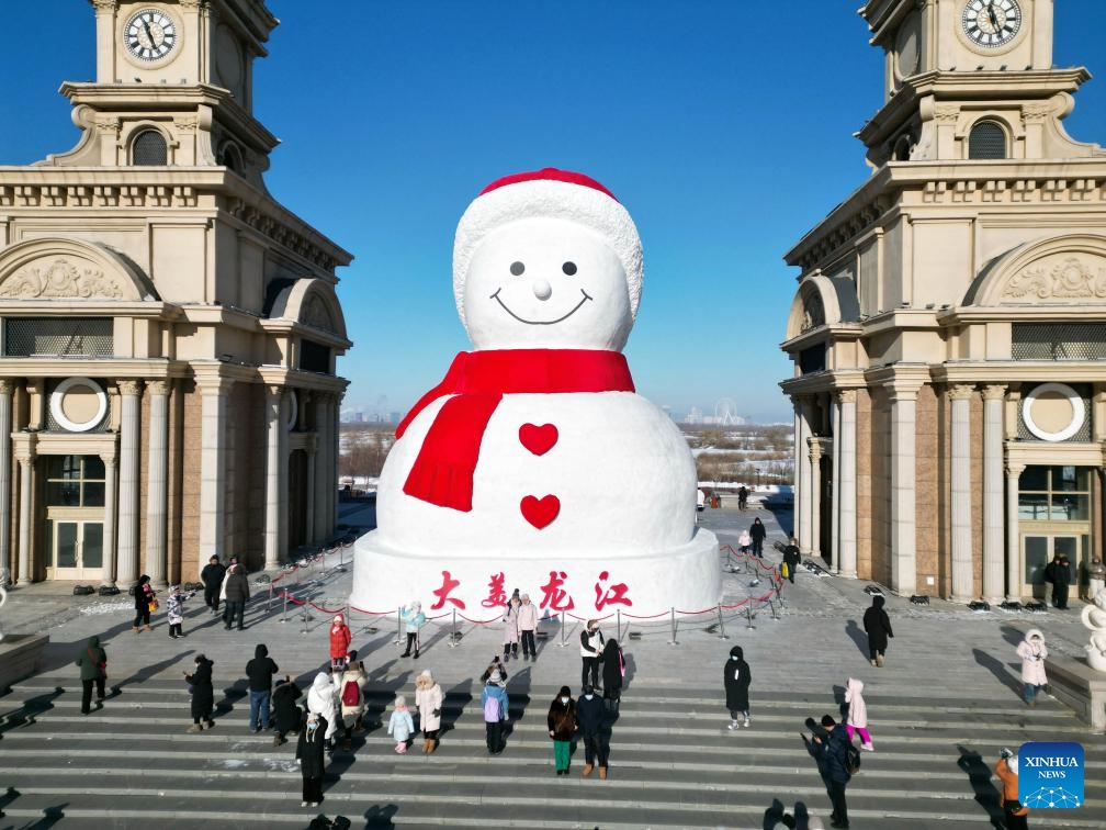 This aerial photo taken on Dec. 17, 2023 shows a giant snowman in Harbin, northeast China's Heilongjiang Province. The giant snowman, about 18 meters in height and made with some 2,000 cubic meters of snow, becomes a yearly landmark of Harbin.(Photo: Xinhua)