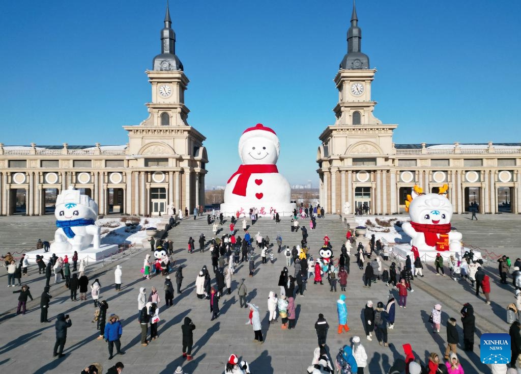 This aerial photo taken on Dec. 17, 2023 shows a giant snowman in Harbin, northeast China's Heilongjiang Province. The giant snowman, about 18 meters in height and made with some 2,000 cubic meters of snow, becomes a yearly landmark of Harbin.(Photo: Xinhua)