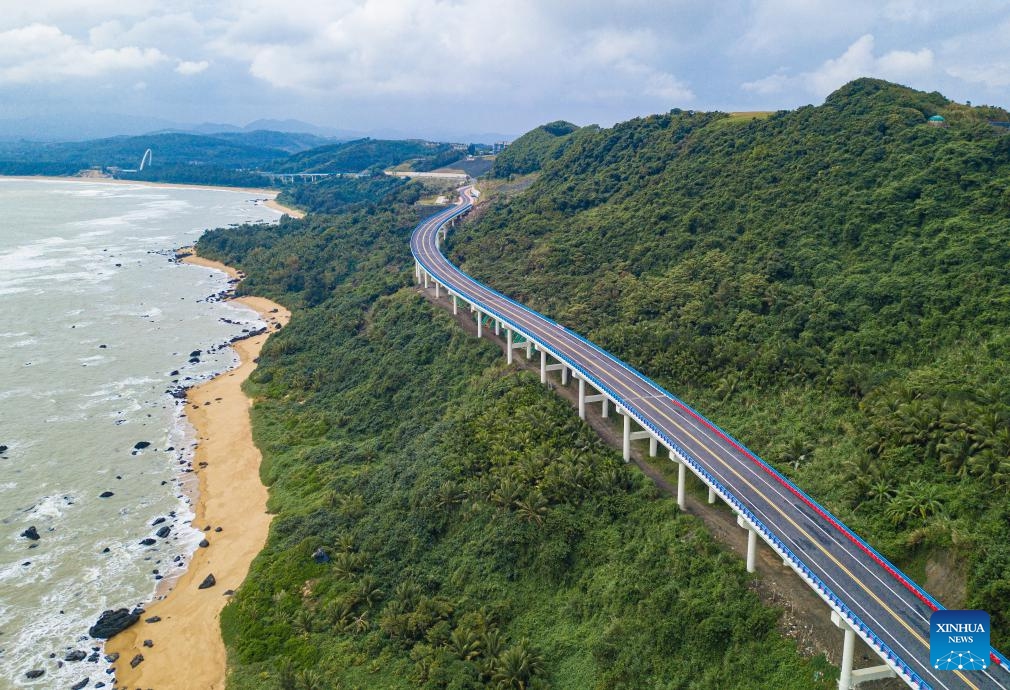 This aerial photo taken on Dec. 3, 2023 shows the scenery along the Hainan coastal highway for sightseeing in Wanning, south China's Hainan Province. The opening ceremony of the Hainan coastal highway for sightseeing was held in Haikou on Monday. This 988-kilometer ring road connects most bays, capes, specialty townships, scenic spots and resorts along the coast of this island province.(Photo: Xinhua)