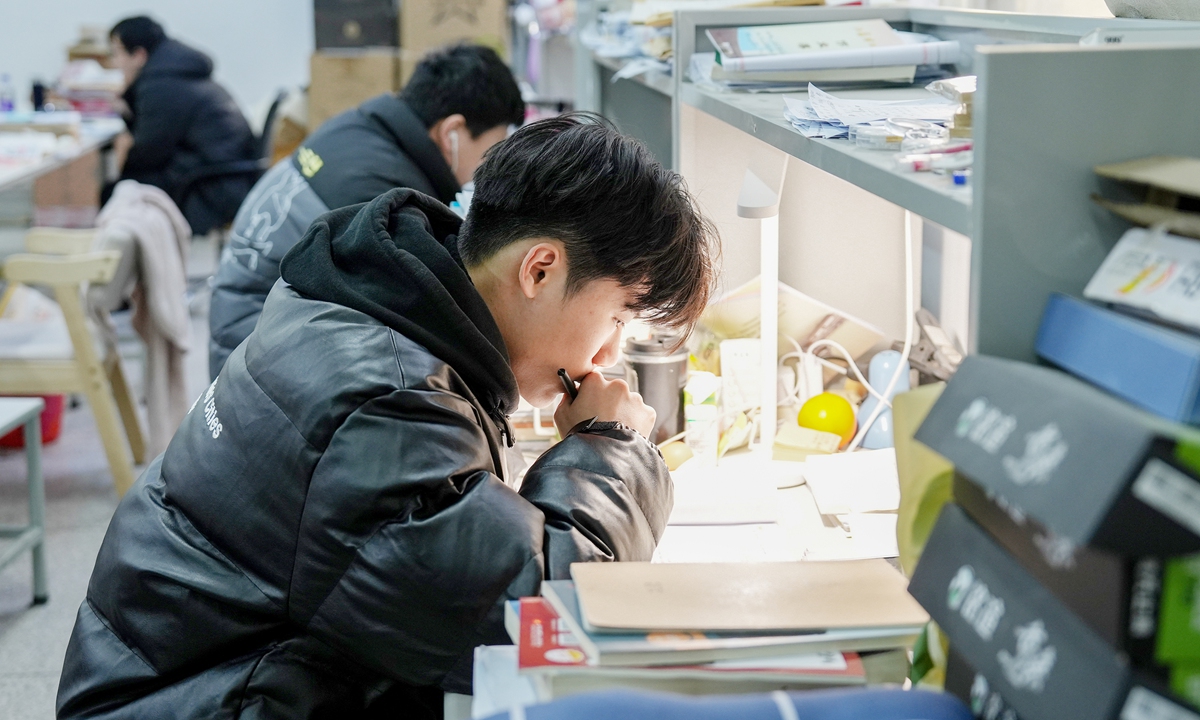 Students review for the college entrance exam in a self-study room at a school in East China's Jiangsu Province, on December 19, 2023. Photo: IC 