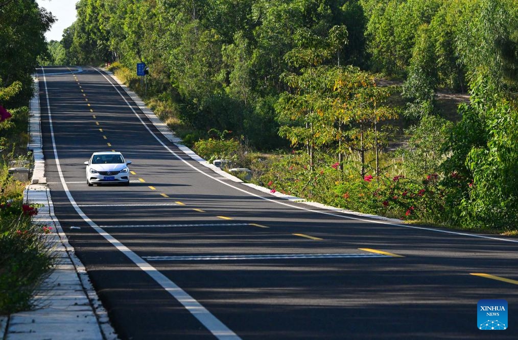 A vehicle is seen on the Hainan coastal highway for sightseeing in Changjiang, south China's Hainan Province, Dec. 10, 2023. The opening ceremony of the Hainan coastal highway for sightseeing was held in Haikou on Monday. This 988-kilometer ring road connects most bays, capes, specialty townships, scenic spots and resorts along the coast of this island province.(Photo: Xinhua)