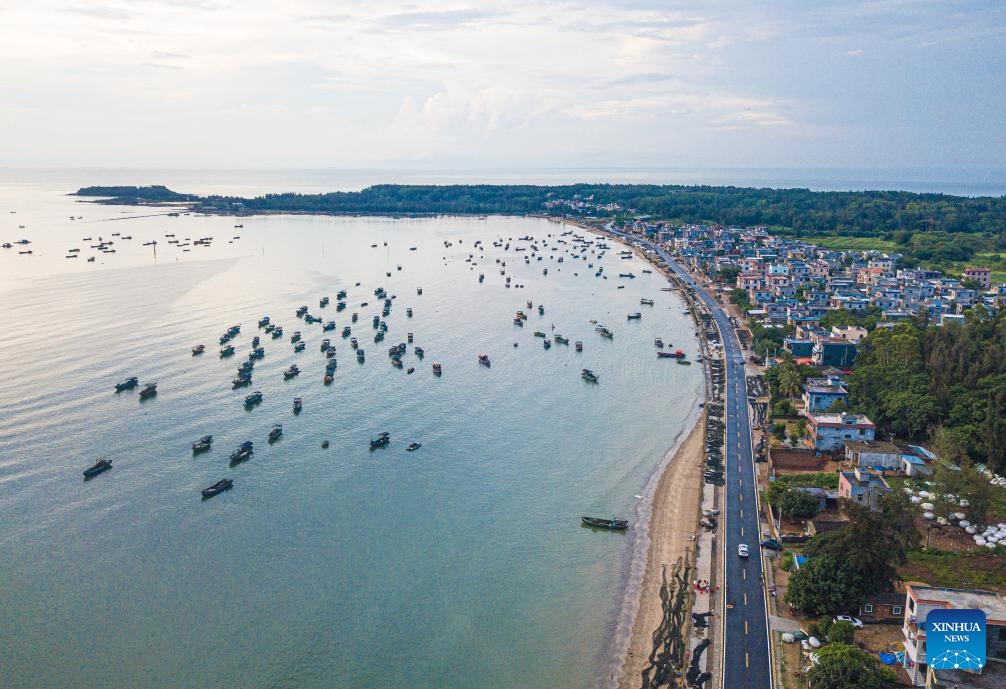 This aerial photo taken on June 25, 2023 shows the scenery along the Hainan coastal highway for sightseeing in Chengmai, south China's Hainan Province. The opening ceremony of the Hainan coastal highway for sightseeing was held in Haikou on Monday. This 988-kilometer ring road connects most bays, capes, specialty townships, scenic spots and resorts along the coast of this island province.(Photo: Xinhua)