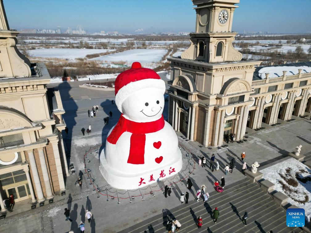 This aerial photo taken on Dec. 17, 2023 shows a giant snowman in Harbin, northeast China's Heilongjiang Province. The giant snowman, about 18 meters in height and made with some 2,000 cubic meters of snow, becomes a yearly landmark of Harbin.(Photo: Xinhua)