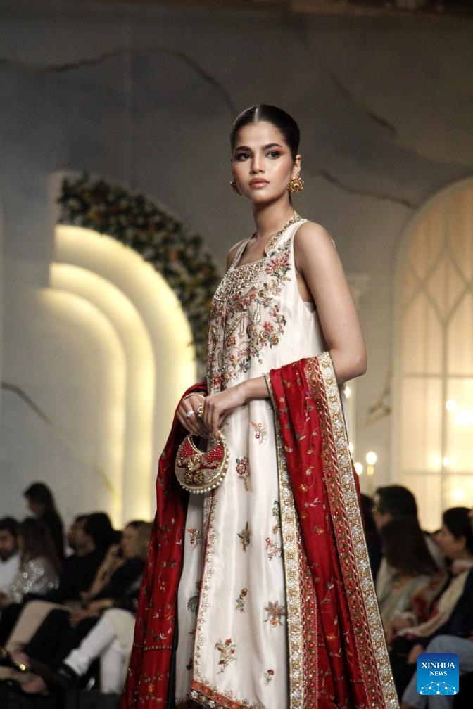 A model presents a creation on the last day of the Bridal Couture Week in Lahore, Pakistan, Dec. 17, 2023.(Photo: Xinhua)