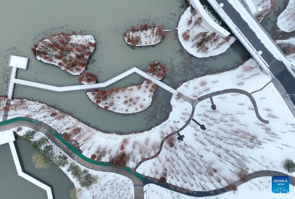 This aerial photo taken on Dec. 19, 2023 shows the snow scenery of Sanwan canal scenic area in Yangzhou, east China's Jiangsu Province.（Photo: Xinhua)