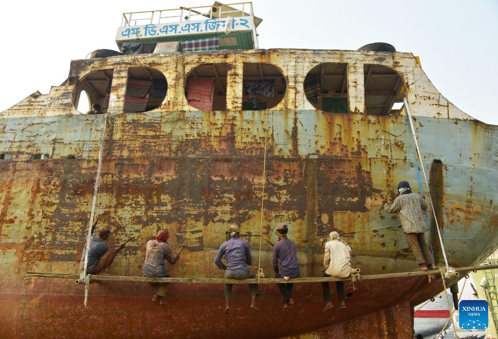 Laborers work at a shipyard in Keraniganj on the outskirts of Dhaka, Bangladesh, Dec. 17, 2023. Shipyard workers here are busy with winter work that is dismantling the cargo ships and cruisers which are no longer in use to reuse their parts in new or repaired ones.（Photo: Xinhua)