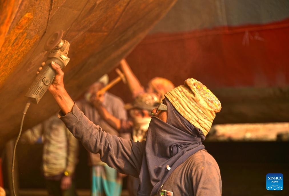 Laborers work at a shipyard in Keraniganj on the outskirts of Dhaka, Bangladesh, Dec. 17, 2023. Shipyard workers here are busy with winter work that is dismantling the cargo ships and cruisers which are no longer in use to reuse their parts in new or repaired ones.（Photo: Xinhua)