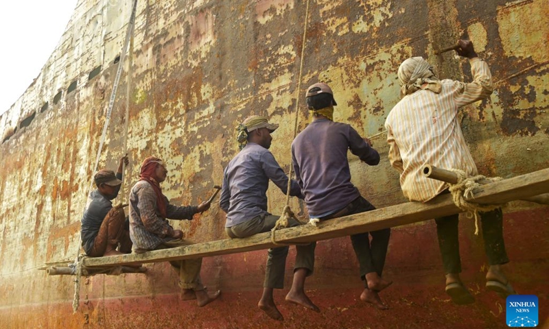 Laborers work at a shipyard in Keraniganj on the outskirts of Dhaka, Bangladesh, Dec. 17, 2023. Shipyard workers here are busy with winter work that is dismantling the cargo ships and cruisers which are no longer in use to reuse their parts in new or repaired ones（Photo: Xinhua)