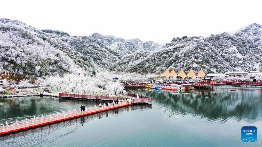 This aerial photo taken on Dec. 19, 2023 shows tourists enjoying the snow scenery at a national forest park in Yongzhou City, central China's Hunan Province.（Photo: Xinhua)