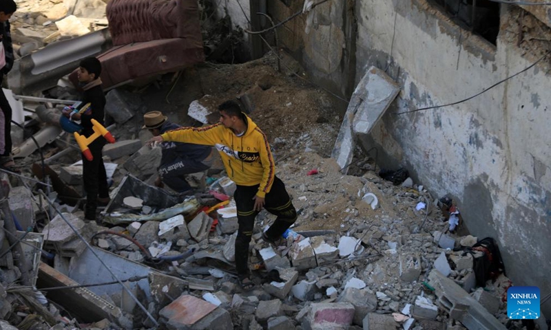 People inspect the damage after an Israeli airstrike in the southern Gaza Strip city of Rafah, on Dec. 19, 2023. The death toll of Palestinians from Israeli attacks in the Gaza Strip has risen to 19,667, and 52,586 others were wounded since Oct. 7, the Hamas-run Health Ministry said on Tuesday（Photo: Xinhua)