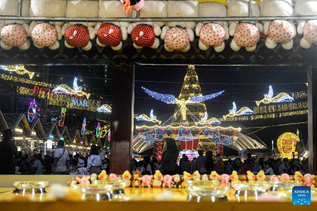 People visit Christmas Wonderland, a light show event, at Pakuwon City Mall in Surabaya, East Java, Indonesia, Dec. 18, 2023.（Photo: Xinhua)