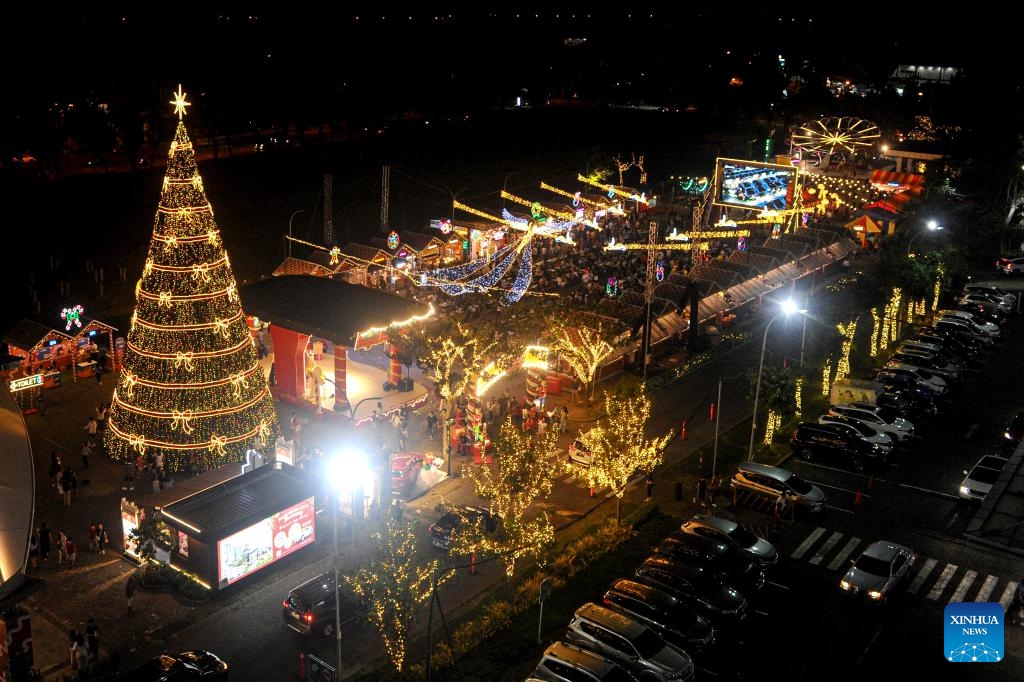 People visit Christmas Wonderland, a light show event, at Pakuwon City Mall in Surabaya, East Java, Indonesia, Dec. 18, 2023.（Photo: Xinhua)