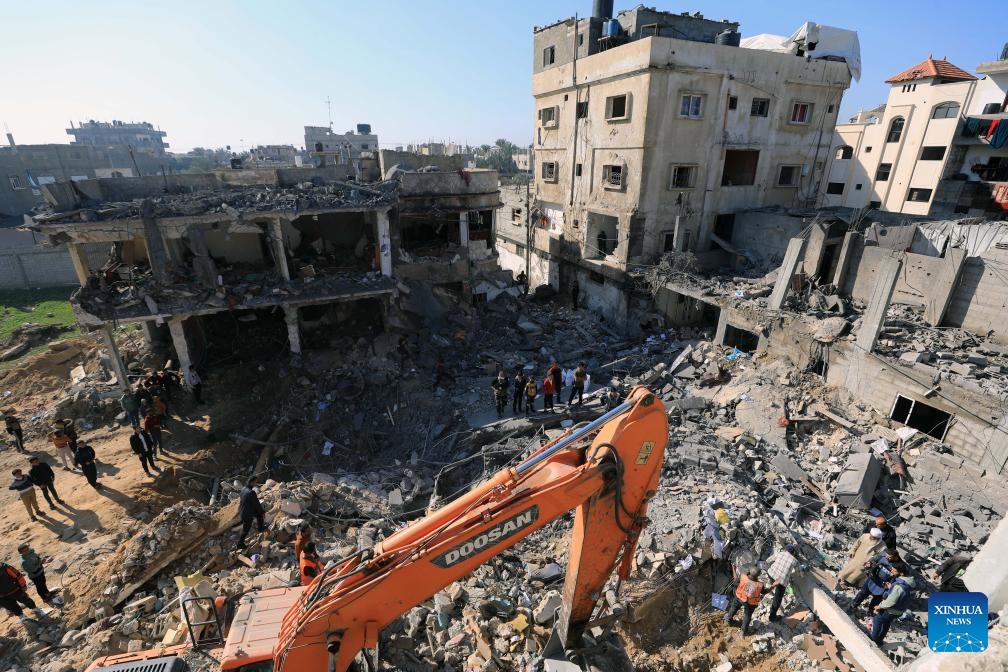 People conduct rescue work after an Israeli airstrike in the southern Gaza Strip city of Rafah, on Dec. 19, 2023. The death toll of Palestinians from Israeli attacks in the Gaza Strip has risen to 19,667, and 52,586 others were wounded since Oct. 7, the Hamas-run Health Ministry said on Tuesday.（Photo: Xinhua)