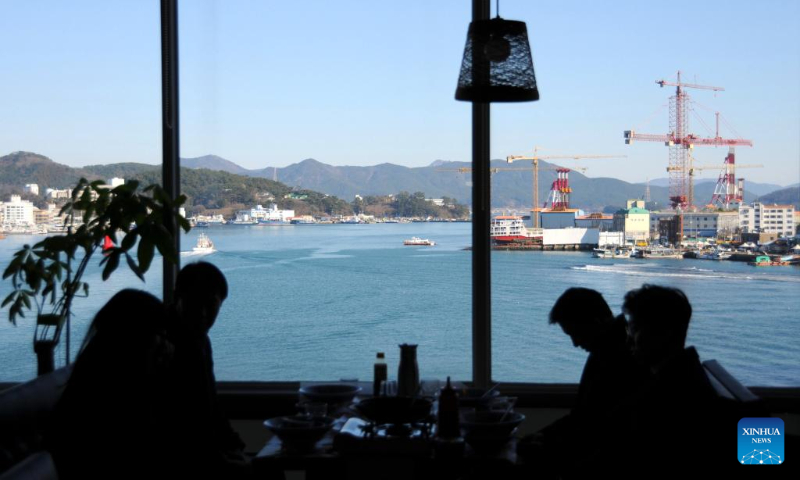 Tourists eat at a restaurant in Tongyeong, South Korea, Dec. 22, 2023. (Photo by Yang Chang/Xinhua)