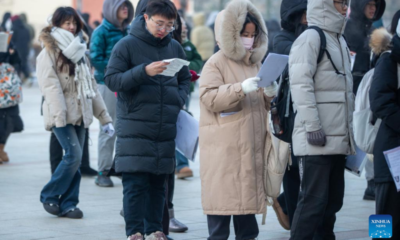 Examinees queue up to enter the examination site of the postgraduate admission exam in Harbin University of Science and Technology in Harbin, northeast China's Heilongjiang Province, Dec. 23, 2023. (Xinhua/Zhang Tao)