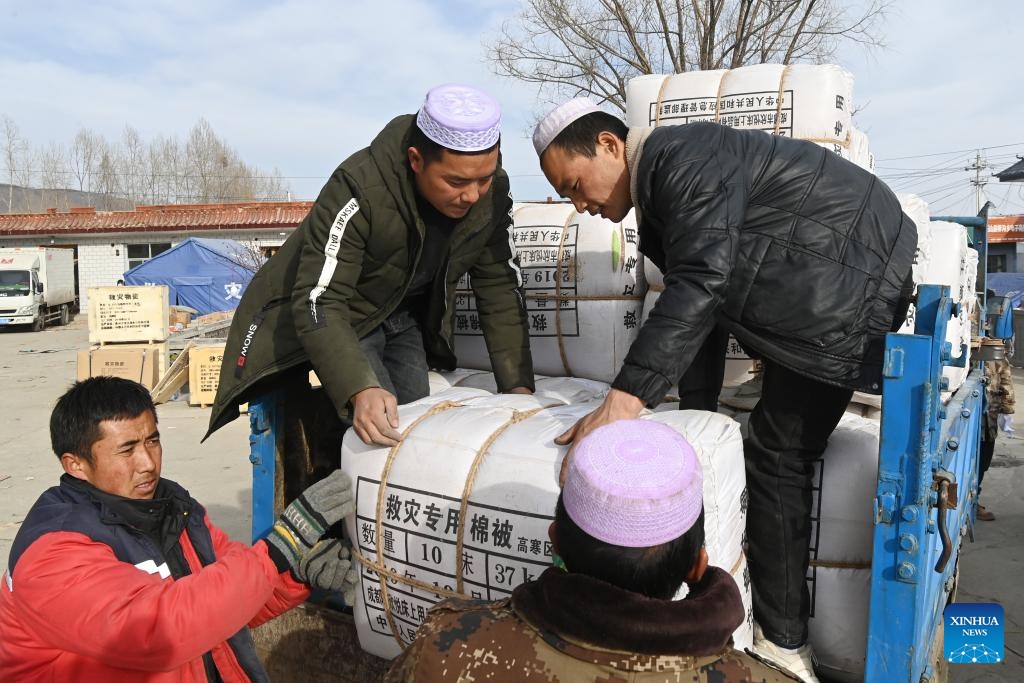 Rescuers transfer disaster relief materials to resettlement sites at Liugou Township in Jishishan County, northwest China's Gansu Province, Dec. 20, 2023. All-out rescue and relief work are underway amid bitter cold as a 6.2-magnitude earthquake has killed 113 people and injured 782 others in northwest China's Gansu Province, according to a press conference on Wednesday.(Photo: Xinhua)