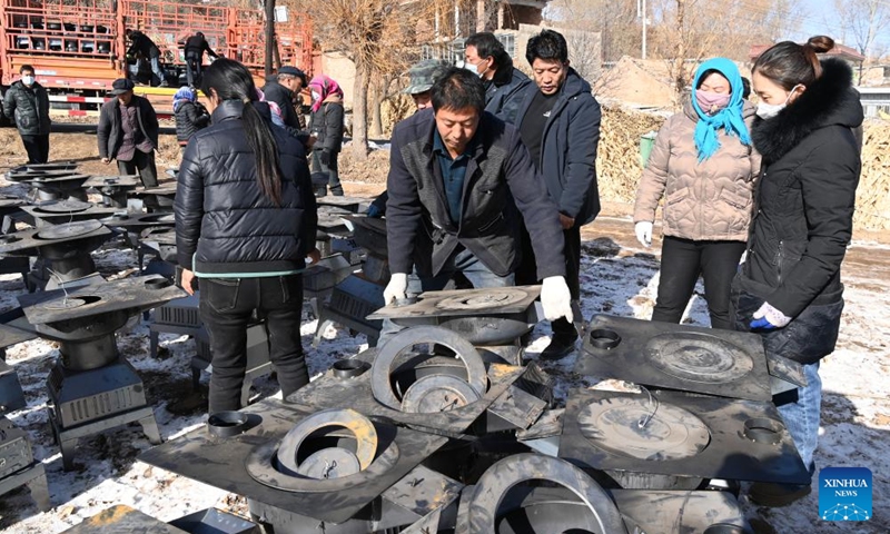 People affected by the earthquake receive furnaces in Shenjiaping Village of Shiyuan Township, Jishishan County, northwest China's Gansu Province, Dec. 20, 2023. All-out rescue and relief work are underway amid bitter cold as a 6.2-magnitude earthquake has killed 113 people and injured 782 others in northwest China's Gansu Province, according to a press conference on Wednesday.(Photo: Xinhua)