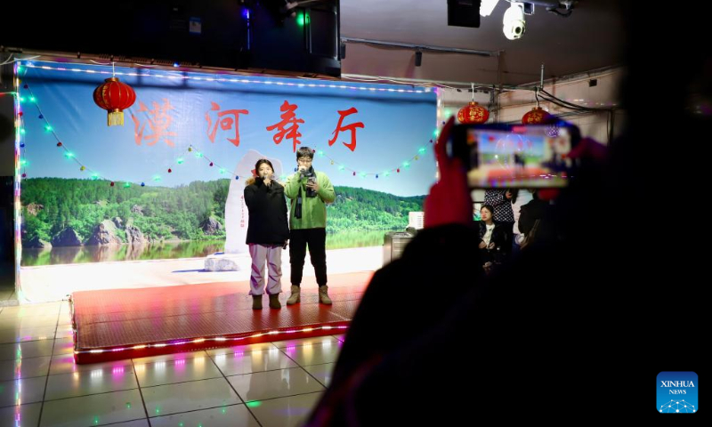 Visitors sing songs in Beiji Village of Mohe, northeast China's Heilongjiang Province, Dec. 20, 2023. (Xinhua/Xu Kaixin)