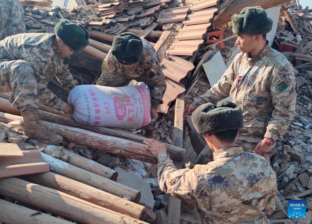 Soldiers help to clear materials for quake-affected people in Shiyuan Township, Jishishan County, northwest China's Gansu Province, Dec. 21, 2023. The Chinese People's Liberation Army (PLA) and the People's Armed Police Force (PAPF) have deployed multiple rescue forces to quake-hit areas in response to a 6.2-magnitude earthquake that jolted northwest China's Gansu Province late Monday.(Photo: Xinhua)