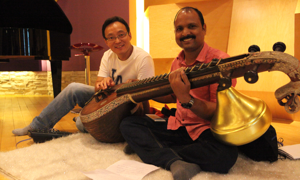 Ye Yunchuan poses for photo with an Indian musician. Photo: Courtesy of Ye Yunchuan