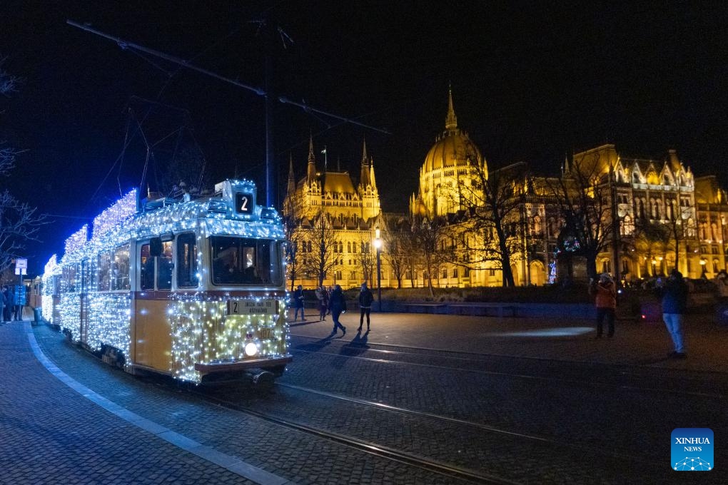 Nostalgic tram decorated with Christmas lights in Budapest - Global Times