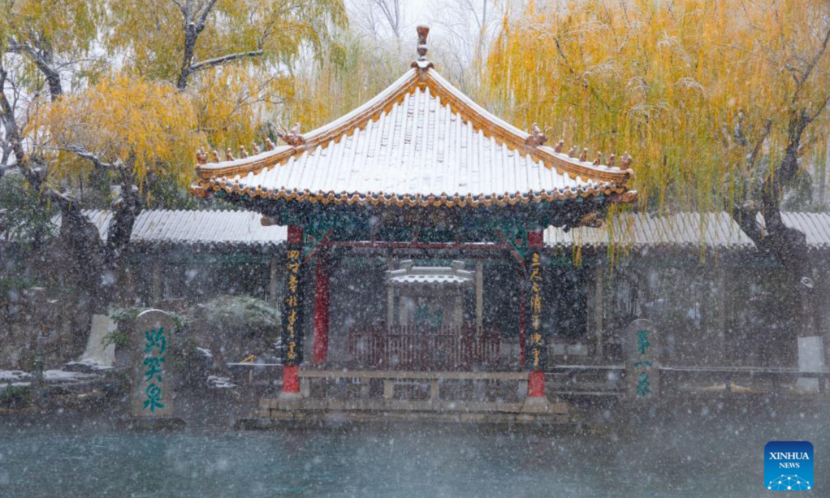 This photo taken on Dec 14, 2023 shows a view of the Baotu Spring in Jinan, capital city of east China's Shandong Province. A rendezvous with snow refreshes the landscapes as winter leaves its steps in most parts of China. Photo:Xinhua