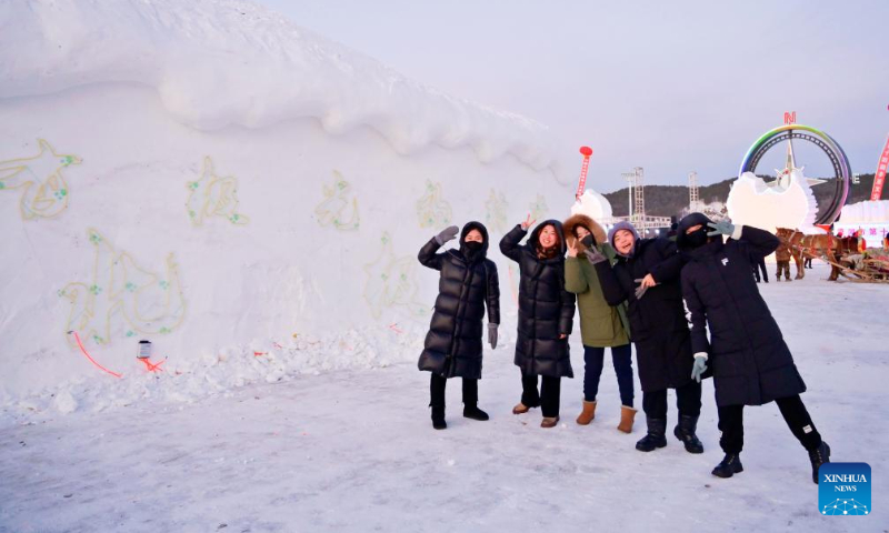 Visitors pose for a group photo in Beiji Village of Mohe, northeast China's Heilongjiang Province, Dec. 22, 2023. (Xinhua/Shi Feng)