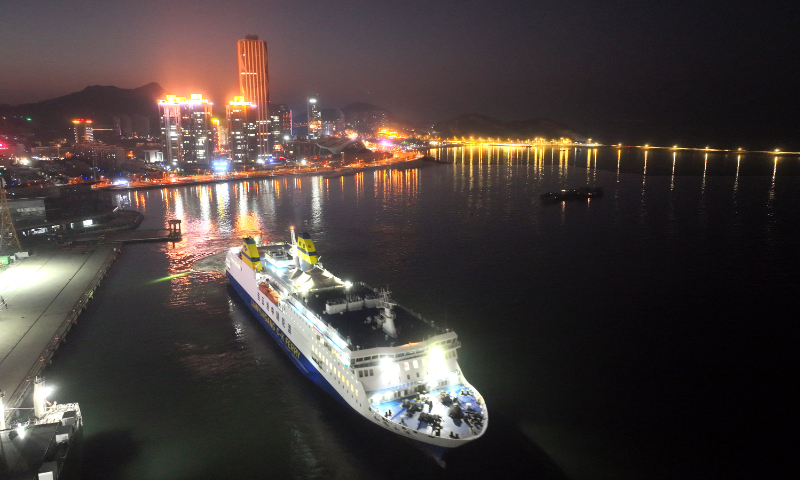 The China-South Korea passenger liner <em>Harmony Yungang</em>, carrying 627 passengers, leaves the terminal in Lianyungang, East China's Jiangsu Province, and heads for Port of Incheon, South Korea, on December 25, 2023. It marks the resumption of the Lianyungang-Incheon passenger liner route, which was suspended for nearly four years. Photo: VCG