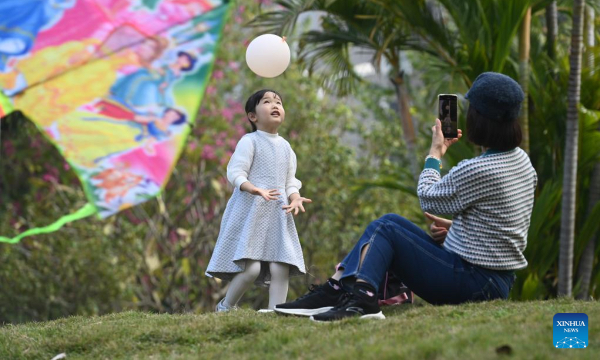 Citizens enjoy themselves near the Nanhu Lake in Nanning, south China's Guangxi Zhuang Autonomous Region, Dec. 30, 2023. The three-day 2024 New Year holiday started on Saturday in China. (Photo: Xinhua)