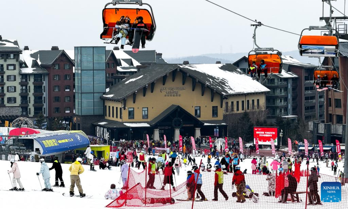 Tourists are seen at Lake Songhua Resort in Jilin City, northeast China's Jilin Province, Dec. 30, 2023. The three-day 2024 New Year holiday started on Saturday in China.(Photo: Xinhua)