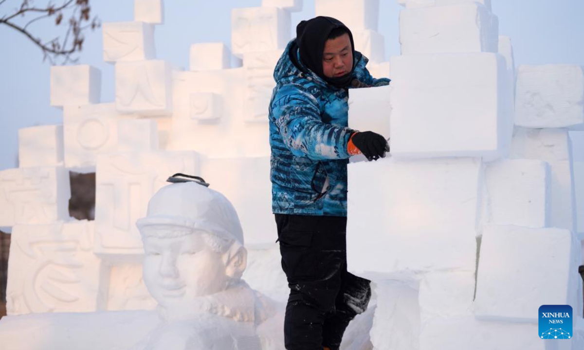 A contestant works on a snow sculpture at the 30th National Snow Sculpture Contest in Harbin, northeast China's Heilongjiang Province, Dec 28, 2023. Photo:Xinhua