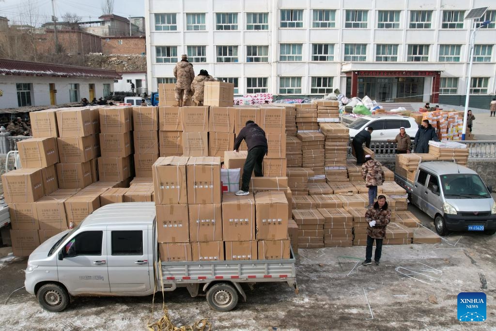 This aerial photo taken on Dec. 20, 2023 shows people transferring disaster relief materials at Liugou Township in Jishishan County, northwest China's Gansu Province. All-out rescue and relief work are underway amid bitter cold as a 6.2-magnitude earthquake has killed 113 people and injured 782 others in northwest China's Gansu Province, according to a press conference on Wednesday.(Photo: Xinhua)