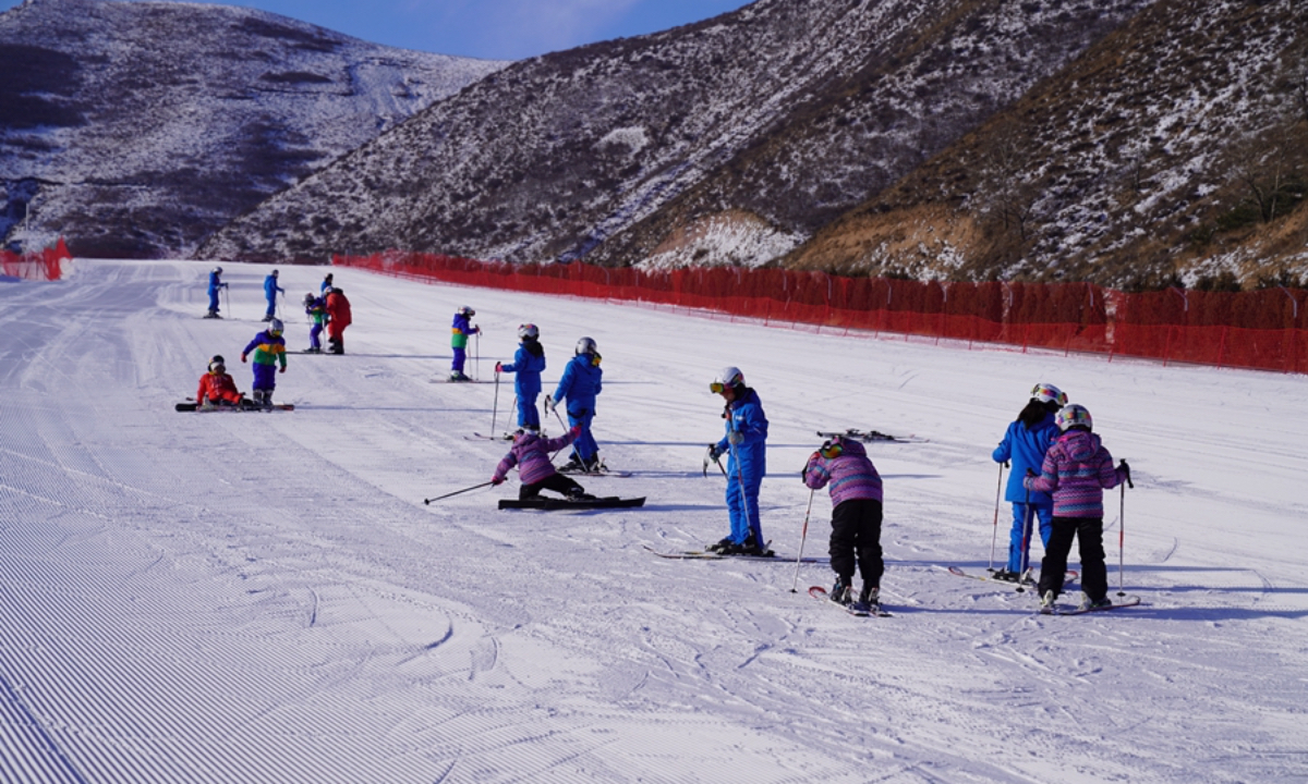 Elementary school students attend a skiing class at a ski resort in Liangcheng county, Ulanqab, north China's Inner Mongolia Autonomous Region. (Photo: People’s Daily Online)
