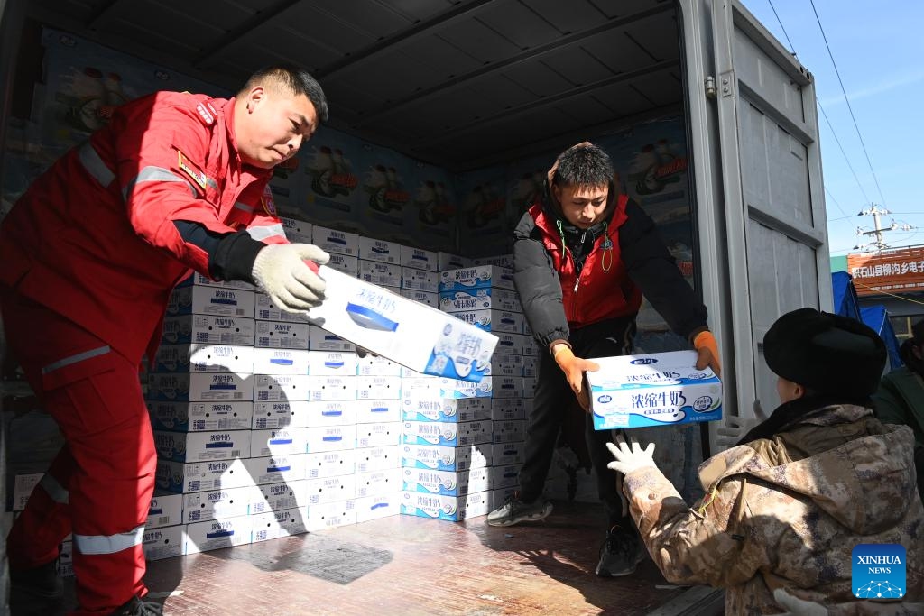 Volunteers transfer disaster relief materials at Liugou Township, Jishishan County, northwest China's Gansu Province, Dec. 20, 2023. All-out rescue and relief work are underway amid bitter cold as a 6.2-magnitude earthquake has killed 113 people and injured 782 others in northwest China's Gansu Province, according to a press conference on Wednesday.(Photo: Xinhua)