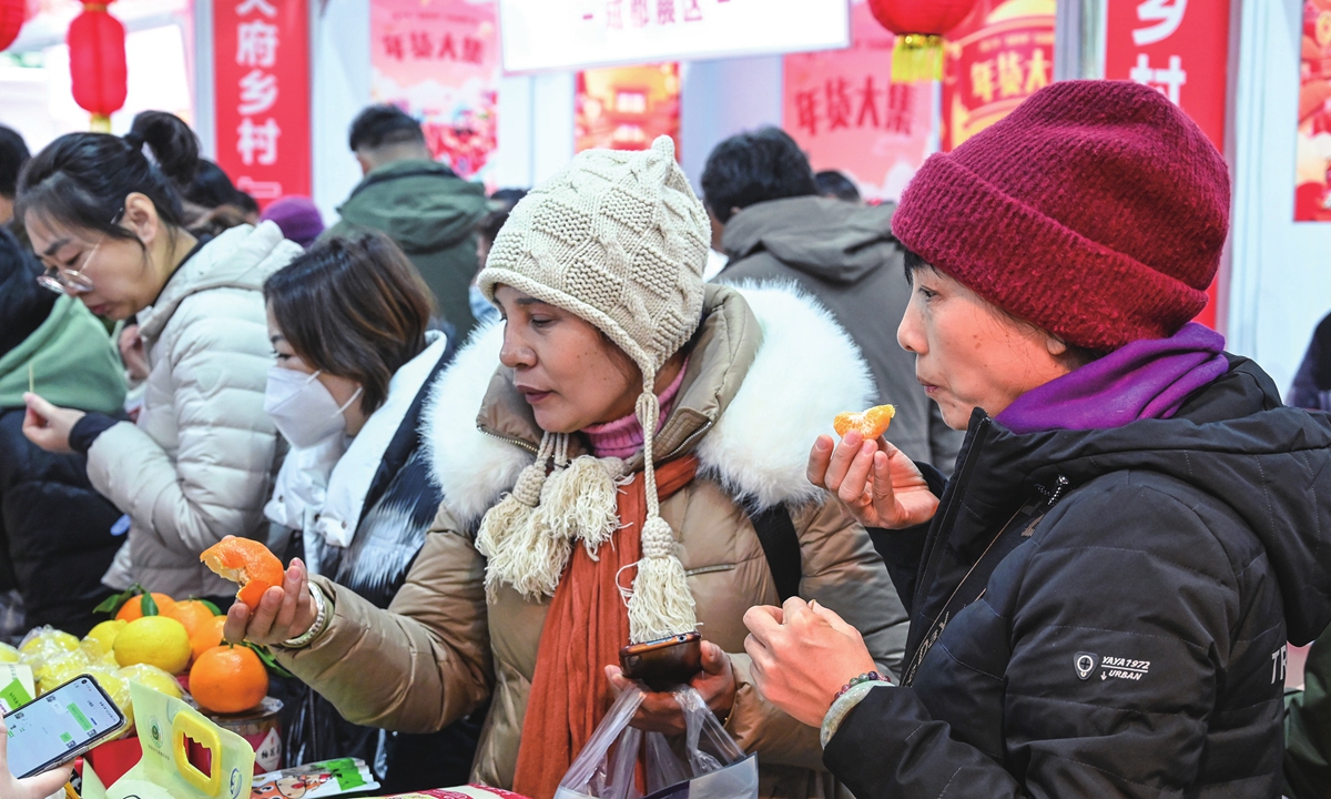People in Chengdu, capital of Southwest China's Sichuan Province, taste local agricultural products at an event for the upcoming Chinese Lunar New Year on December 21, 2023. Sichuan's local agricultural produce industry had an output of 2.6 trillion yuan ($366.58 billion) in 2022, according to local media reports. Photo: cnsphoto